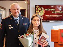 В Саратовской области полицейские и общественники вручили юным жителям паспорта граждан РФ