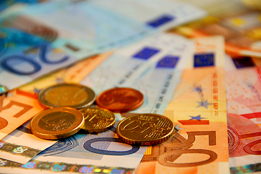 Курс евро упал ниже 73 рублей