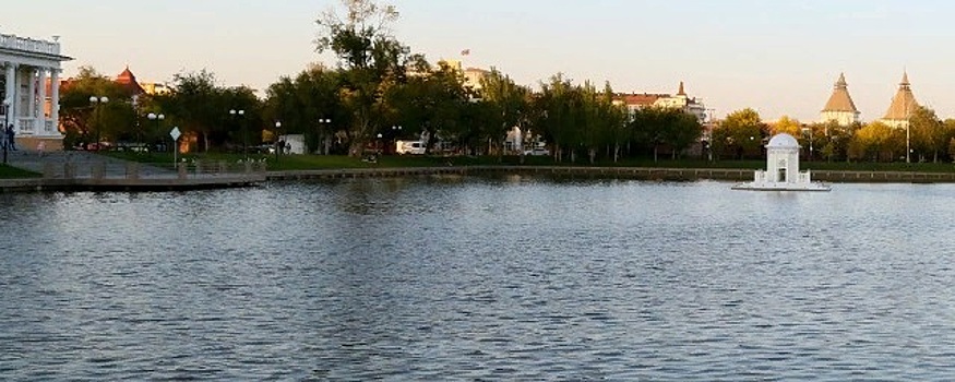 В Астрахани вновь открылось Лебединое озеро
