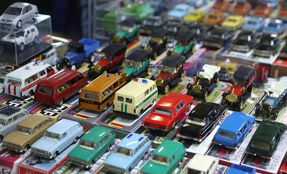 Модельки – миниатюрные копии автомобилей той эпохи. Обладание такой игрушкой сразу поднимало авторитет среди детворы.