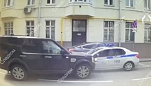 Врезавшийся в машину полицейских в центре Москвы мужчина оказался гражданином Италии