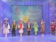 В Мирном на сцену вышли представители якутской, эвенкийской, татаро-башкирской, казахской, молдавской, киргизской и бурятской общин, славянского клуба