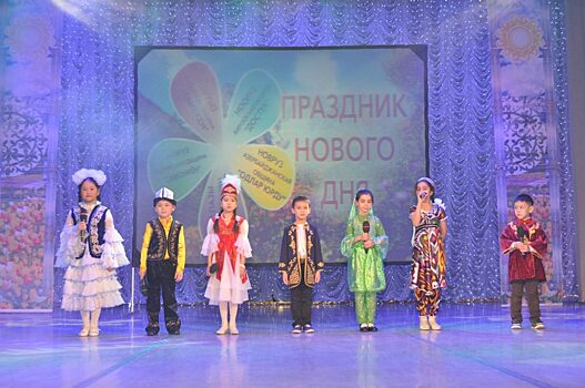 В Мирном на сцену вышли представители якутской, эвенкийской, татаро-башкирской, казахской, молдавской, киргизской и бурятской общин, славянского клуба