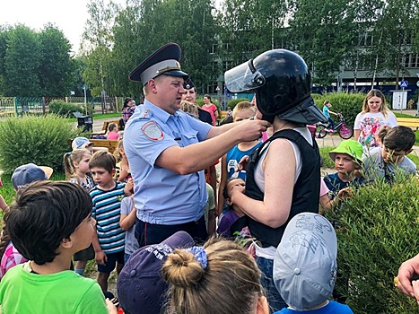 В Астраханской области сотрудники ГИБДД провели профилактические мероприятия для военнослужащих