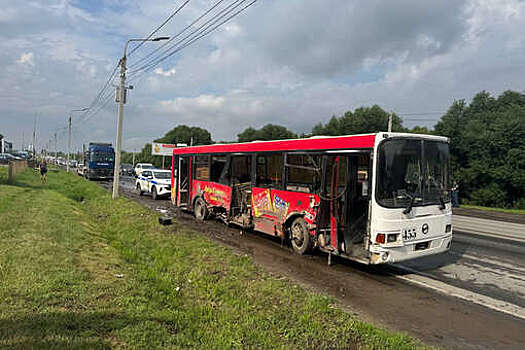 Двое детей и четверо взрослых пострадали в ДТП с участием автобуса в Омске