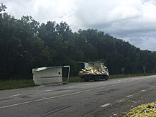На трассе М-5 опрокинулся на бок и загорелся грузовик