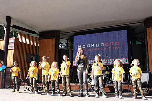 Эстрадный театр «АльТ» поздравил посетительниц Лианозовского парка с праздником