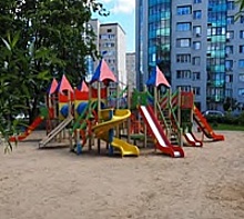 На детской площадке у корпуса 829 песок очистили от гранитной крошки, мусора и просеяли