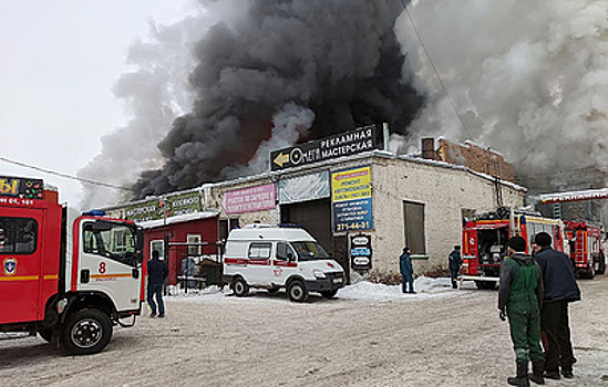 В Красноярске загорелся автомобильный склад