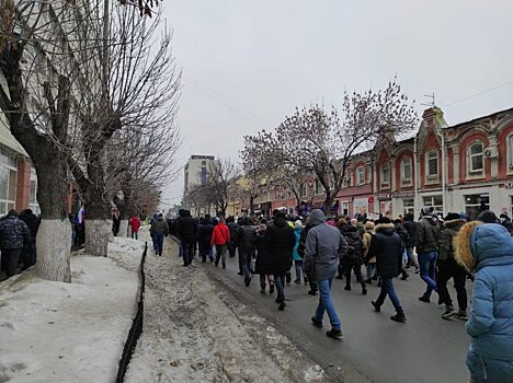 Участники незаконного митинга в Саратове совершили акт вандализма