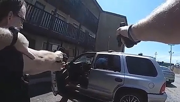 Полицейские расстреляли мужчину с пистолетом на парковке отеля в США. Видео