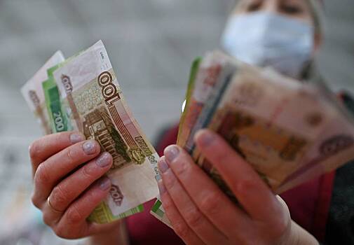Почти половине россиян перестало хватать зарплаты на основные нужды