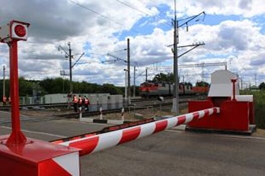 В Заводском районе Саратова перекрыли железнодорожный переезд