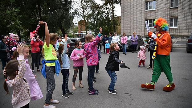 Клоун Гриша провел праздник для «дружных соседей» ТОСа «Кировский» в Вологде