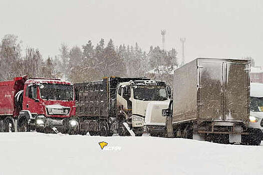 В Новосибирске снег парализовал движение на дорогах