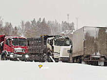 В Новосибирске снег парализовал движение на дорогах