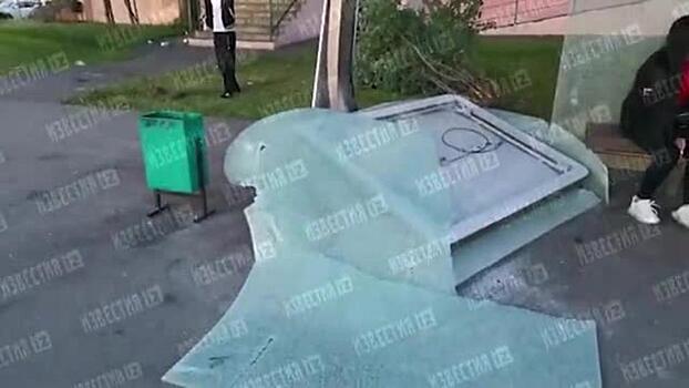 ВИДЕО: Водитель каршеринга снес остановку в Москве и сбежал