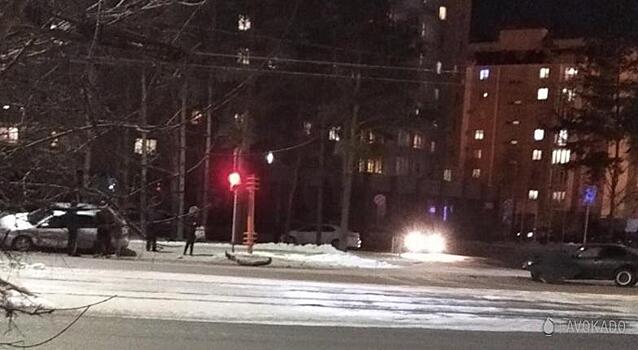 Автомобиль влетел в забор после ДТП в Кемерове