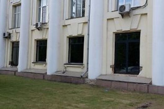 Новые окна здания челябинского часового завода возмутили общественников