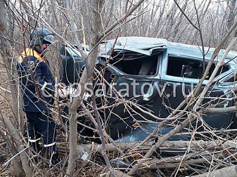 В аварии в Пугачёвском районе человека придавило искорёженной машиной