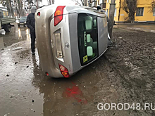 Перевернувшаяся после ДТП иномарка врезалась в столб в Липецке