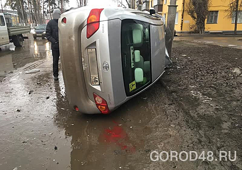 Перевернувшаяся после ДТП иномарка врезалась в столб в Липецке