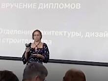 Россиянка повторила скандальное выступление выпускницы тамбовского колледжа