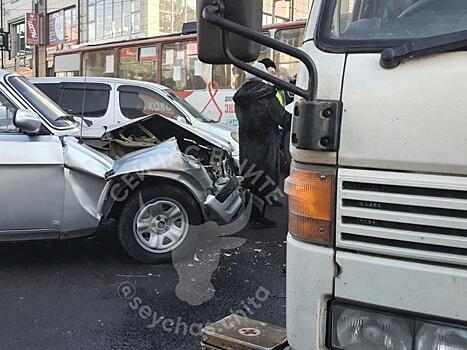 Волга и Mazda столкнулись на перекрёстке в центре Читы