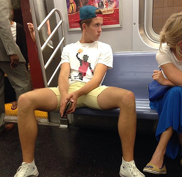 Правила нью-йоркского метрополитена запрещают сидеть слишком широко, поскольку это доставляет неудобства другим пассажирам.