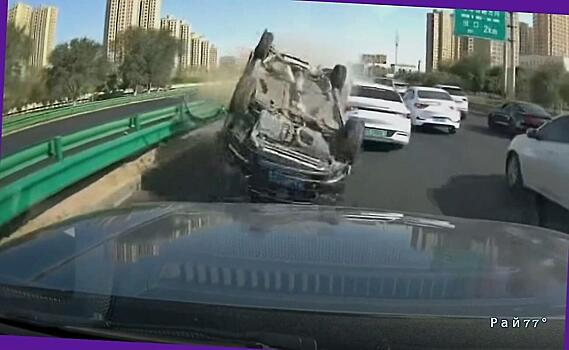 Легковой автомобиль неожиданно преградил путь транспортному средству в Китае