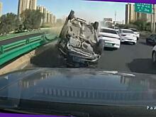 Легковой автомобиль неожиданно преградил путь транспортному средству в Китае