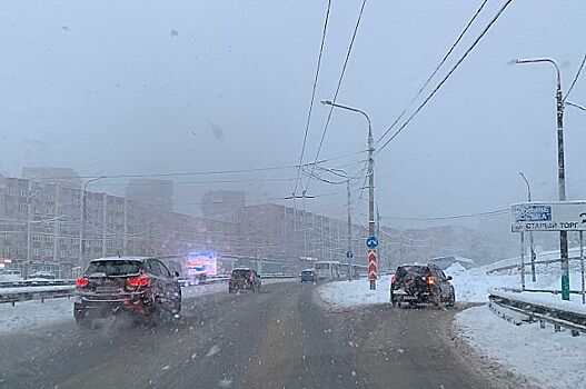 Сильный снегопад парализовал движение транспорта на дорогах Кубани