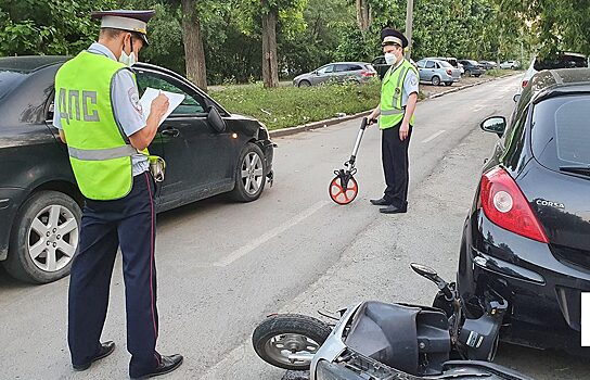 В Екатеринбурге 13-летний подросток на скутере влетел в иномарку