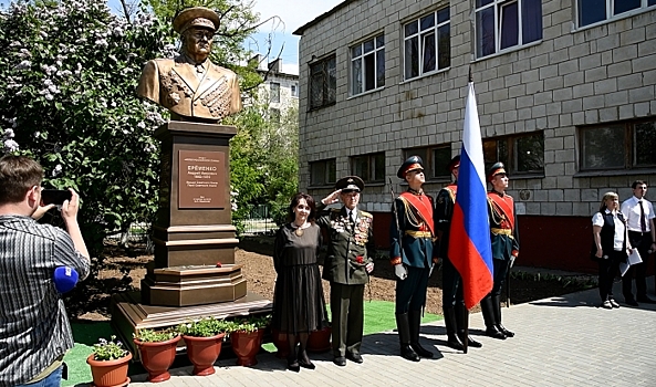 Дочь маршала Еременко приехала в Волгоград на открытие бюста отца
