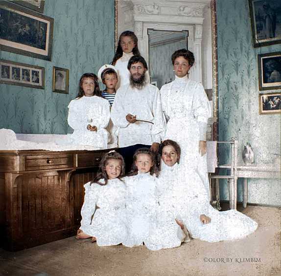 Григорий Распутин и императорская семья в цвете
