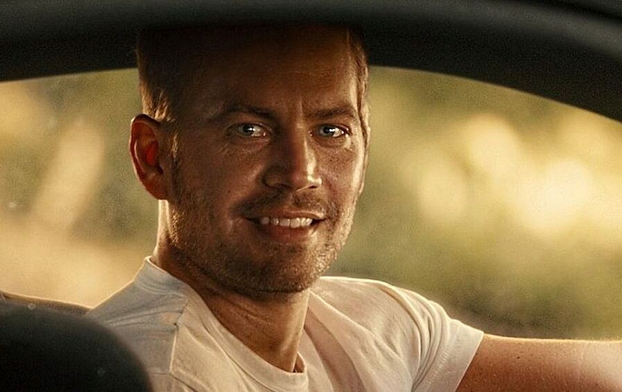 «Форсаж 7», 2015 год. Пол Уокер погиб в самый разгар съемок фильма, но производство решили не сворачивать – вместо этого сцены Уокера досняли с помощью двух его братьев, Калеба и Коди, и «цифровой маски» с лицом Пола.