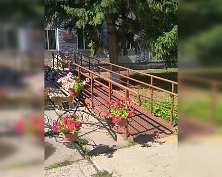 Администрацию Кочковского района заставили установить пандус для инвалидов