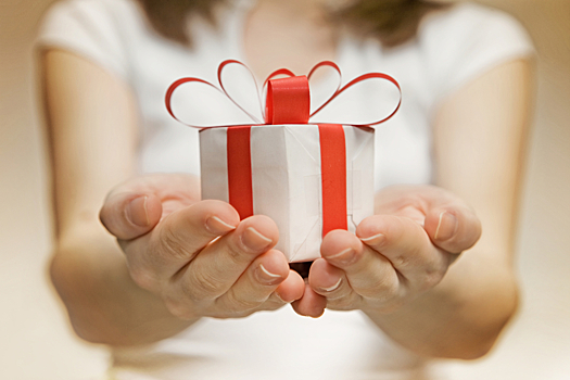 Психологи рассказали, какие подарки втайне желают получить взрослые