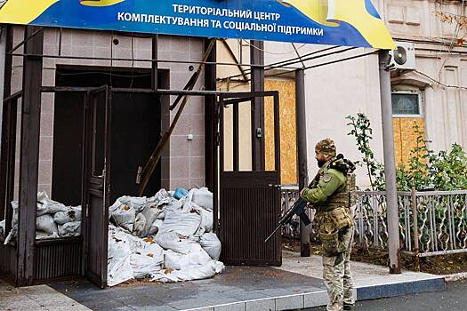 На Украине сотрудники ТЦК насмерть сбили мужчину с ребенком во время погони. Жители нашли способ отомстить с помощью России