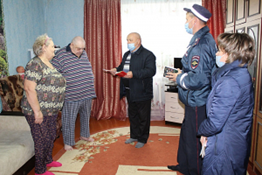 В Тюменской области полицейские и общественники поздравили ветеранов ОВД с Международным днём пожилого человека