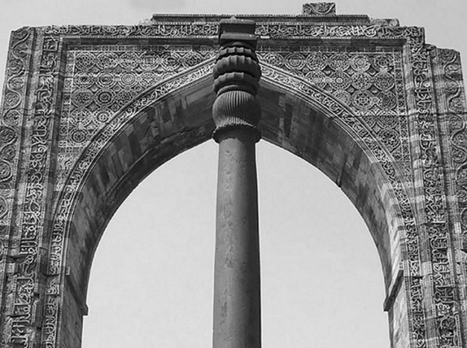 Отлитую как говорят из чистого железа. Кутб Минар железная колонна. Кутб-Минар в Дели Железный столб. Колонна Чандрагупты, Индия. Делийский столб в Индии.