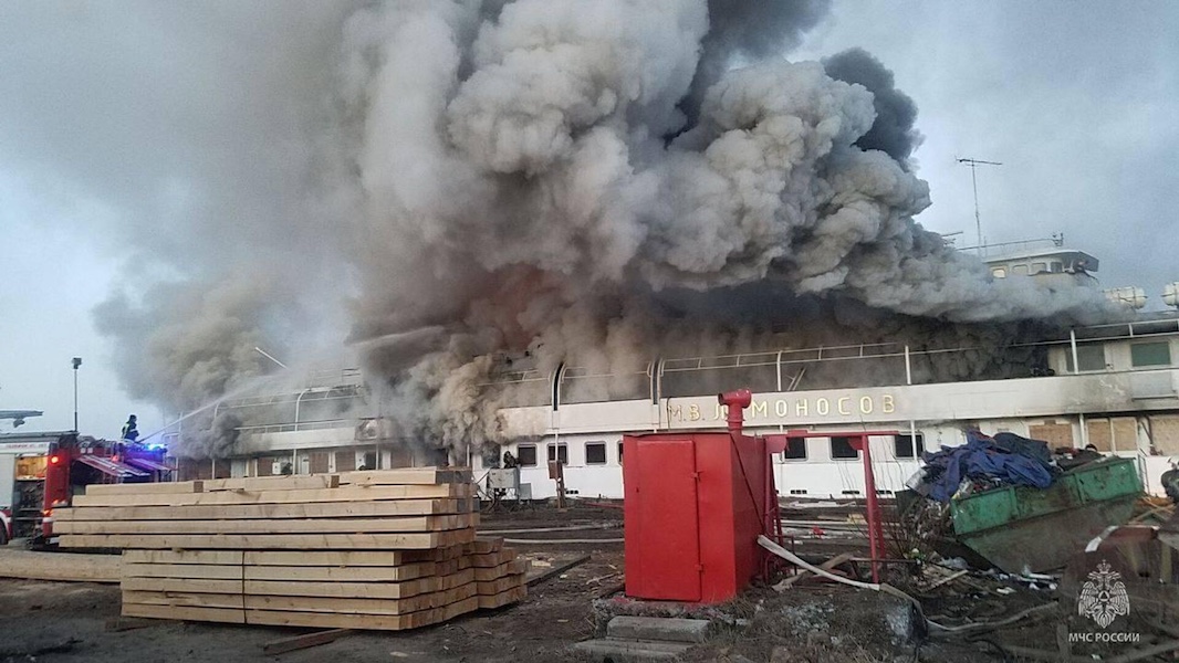 Спасатели ликвидировали пожар на теплоходе «Ломоносов» в Архангельске