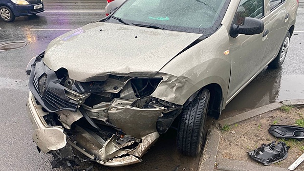 Два «рено» столкнулись на улице Герцена в Вологде