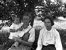 Фотограф нашла в заброшенном доме священника сундук со снимками. Через жизнь одной семьи она показала трагедию XX века