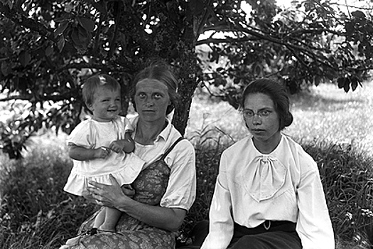 Фотограф нашла в заброшенном доме священника сундук со снимками. Через жизнь одной семьи она показала трагедию XX века