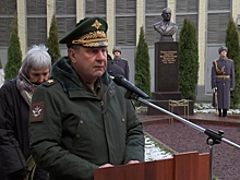 Замминистра обороны Булгаков открыл памятник генерал-полковнику Никитину в Москве