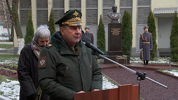 Замминистра обороны Булгаков открыл памятник генерал-полковнику Никитину в Москве