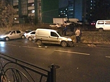 На улице Скворцова три иномарки столкнулись во время обгона