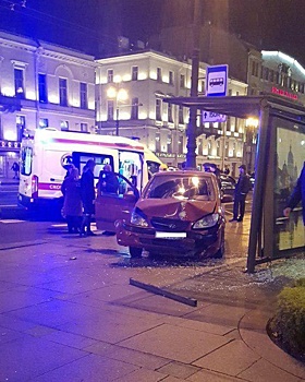 Автомобиль сбил девушку в Санкт-Петербурге