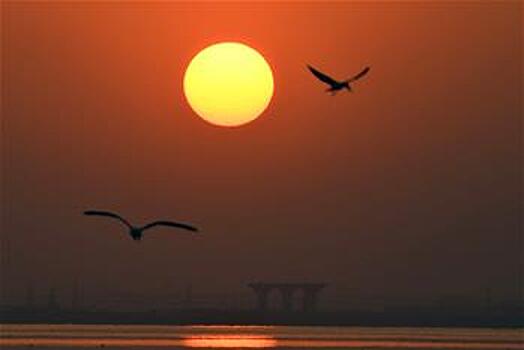 Закат солнца над морем в Эль-Кувейте